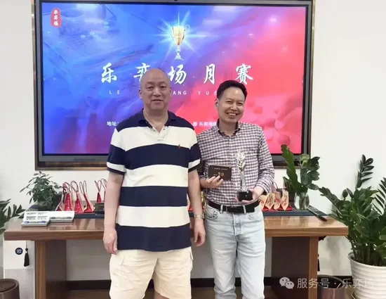 受奖嘉宾:赵伟(左) 获奖嘉宾:张宏其(右)
