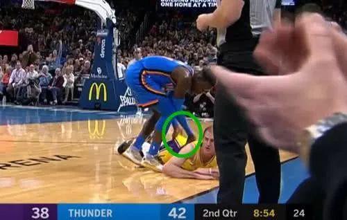 联盟重罚湖人球员 詹皇强烈不满