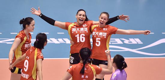 11月8日，广东恒大女排队球员在比赛中庆祝得分。新华社 图