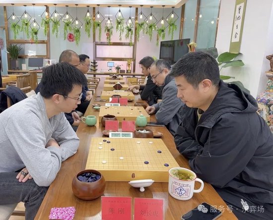 钟汉良朱珠新剧扑街，52岁霸总妆造翻车，网友：姨味太冲了