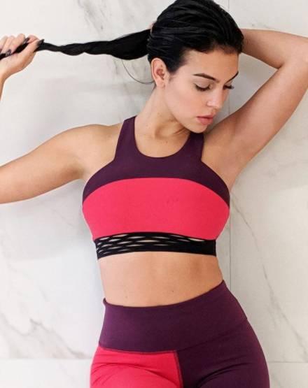 秀恩爱！C罗晒照亲吻女友 迷你罗沦为电灯泡|图