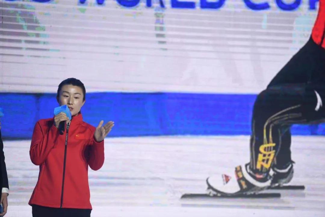 运动员代表孙琳琳、陈露、郭丹丹、于淑梅介绍各自运动项目  
