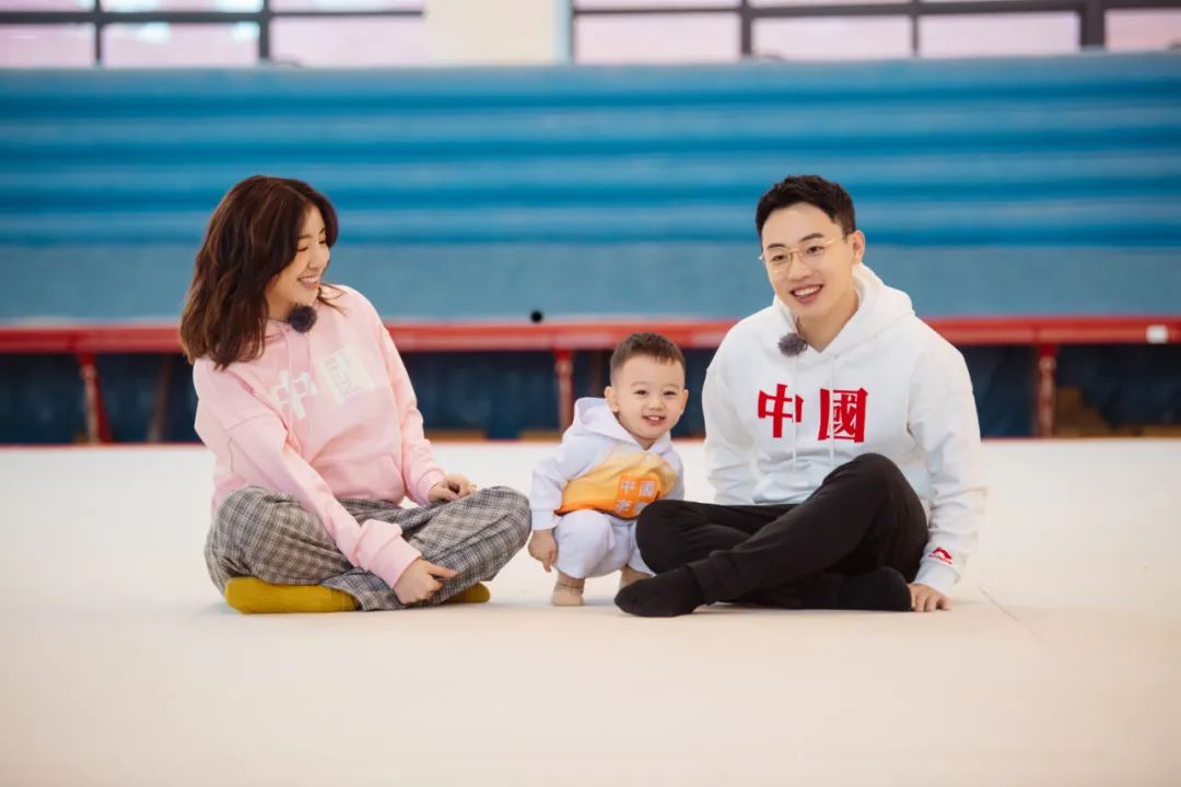 邹凯周捷亮相妻子的浪漫旅行 爱子小橙子阳光可爱