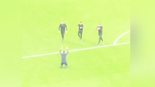 热刺主帅波切蒂诺跪谢助教