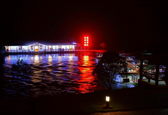 房间窗户正对着江心岛的啤酒烧烤，这还让不让人睡觉啊？