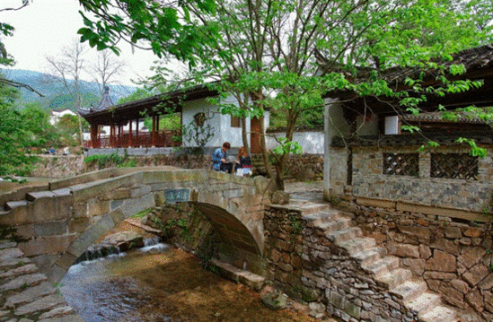 古镇里面有很多写生画画的人。