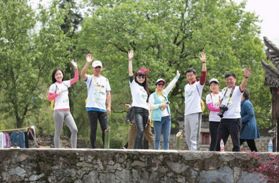 我们一行是七人，可兵兵师弟不见了，怎么中间进来一美女，一直跟着师弟走！