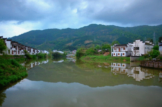 左岸客房，右岸酒店多功能区域。