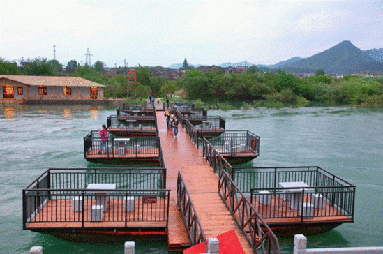 对面可以烧烤，晚上去那里啤酒烧烤。坐在这样的江面品茶品酒也是别有风味。