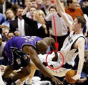 头条慎点扒一扒球场上的蛋碎瞬间看着就疼