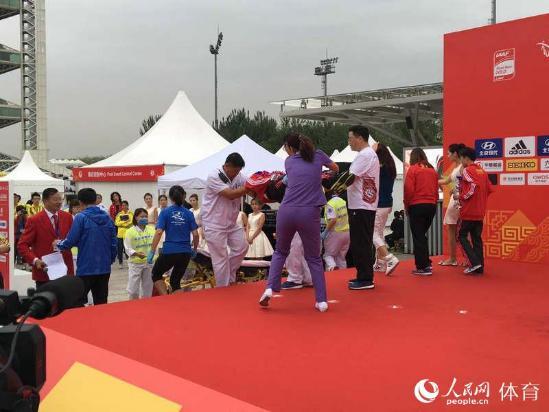  女子冠军杯医护人员抬下