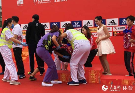  女子冠军杯医护人员抬下