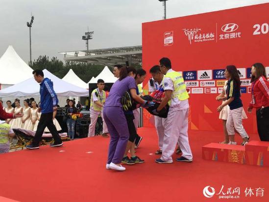  女子冠军杯医护人员抬下