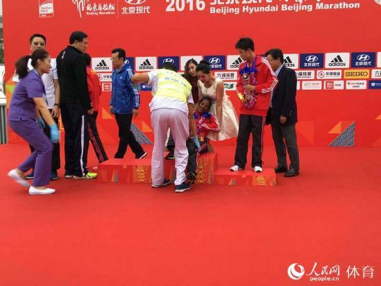  女子冠军杯医护人员抬下