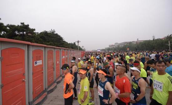 跑步频道 2016北京马拉松 > 正文  北马"没水喝"的现象已经基本消失