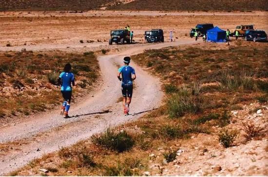 　　完全如火星地貌般的赛道，带给参赛运动员们独一无二的外星球比赛体验。