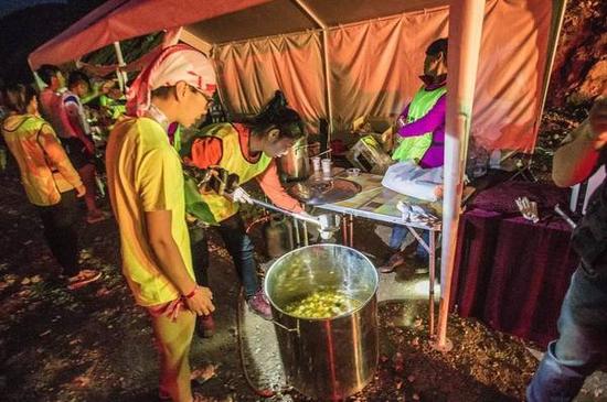 　　来自医路奔跑的4名医生组成4X4战队，为赛事提供医疗保障的同时，医生们也用强大的实力，勇夺100公里4X4接力组冠军。