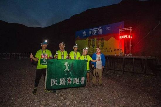 　　赛道上随时都有越野Jeep在运动员身边候命出发。