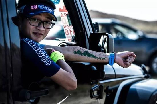 　　重度改装Jeep驰骋在赛道上，为选手提供保障。