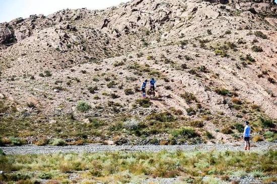 　　亚洲最大的风电场横亘在赛道上，夕阳西下，奔跑在旷野中体味那种天下唯我的孤独苍凉感。