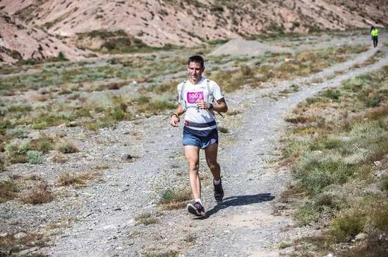 　　补给站的救援车辆随时待命。