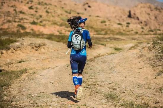 　　绵延赛道上的明代古长城，诠释着历史的脚步伴随运动员每一步。