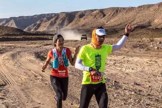 　　从连绵不断的明长城到茫茫戈壁，从红石头峡谷到壮观的风电场，接力组的跑者们相互鼓励，共同前进。