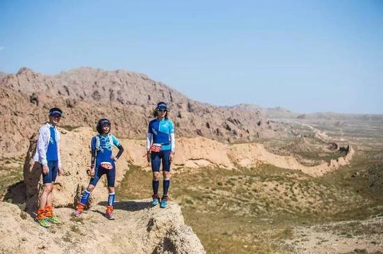 　　碎石路面很具有杀伤力，无形间增加了比赛的难度。