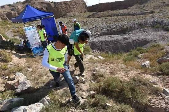 　　志愿者背负护送比赛中受伤的选手