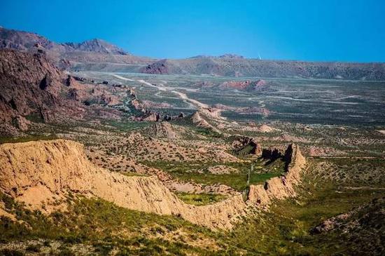 　　贺兰山独特的地貌让选手们如同在火星般奔跑。
