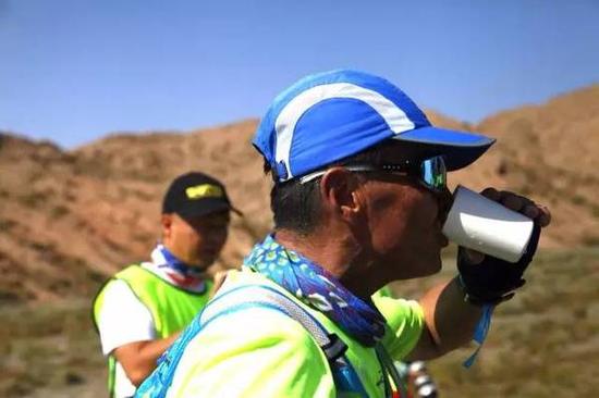 　　一辆辆Jeep越野车随时候命。