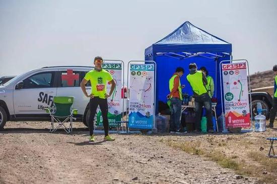 　　等待接力选手抵达期间还可以各处拍照摆酷