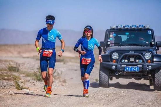 　　6辆牧马人载着6组选手穿梭于赛道中，比赛时四位跑者轮流上阵，其他三位队员乘坐牧马人紧随其后，待交棒点换乘。