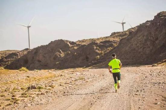 　　Jeep 4X4接力组充分发挥全地形越野的强大力量，为每一队接力的选手提供最强大的越野支持。