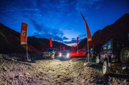 　　4X4接力组选手通过团队合作和Jeep车队的强大保障，凝聚团队战斗力，完成不可能完成的任务。