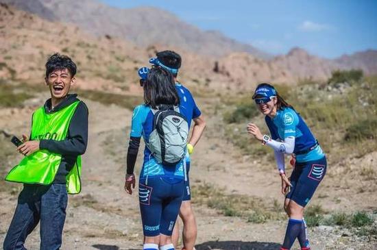 　　为每一位抵达的选手欢呼雀跃