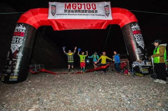 　　羊汤、篝火、烤全羊，让选手们在挑战极限的同时，又能在大漠戈壁来一次全新的舌尖上的极限体验。