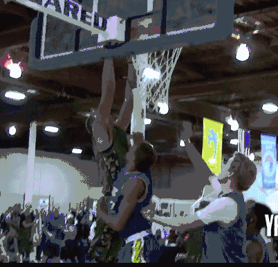 除去翻身暴扣,篮下垂直起跳大风车扣篮也是戈登的拿手好戏,没有好腰