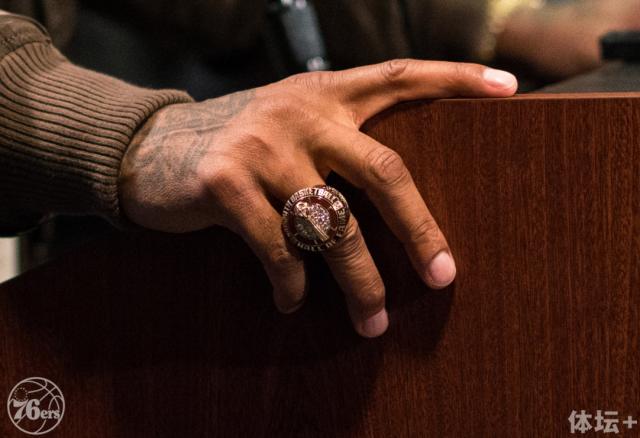 艾弗森手上的名人堂戒指.