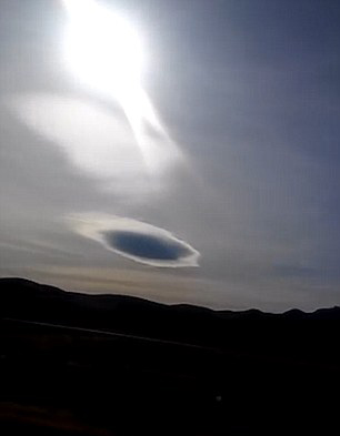 晴空中出现了一朵形状古怪的云，样子看起来极像是UFO。