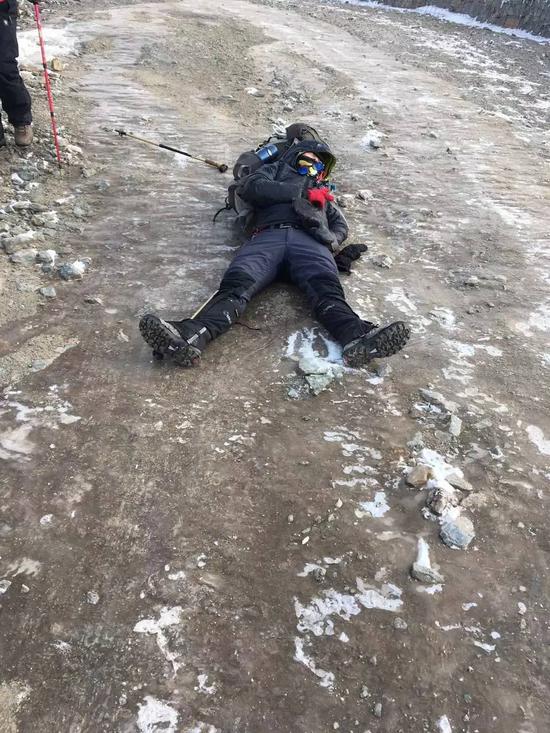 无比湿滑,极易摔跤的冰面