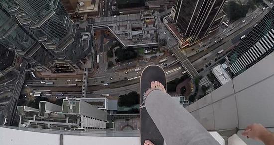 香港高楼顶边缘玩滑板运动及后翻等动作的视频走红网络。