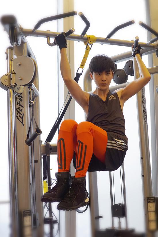 沈凌健身房锻炼照曝光 线条硬朗成果明显
