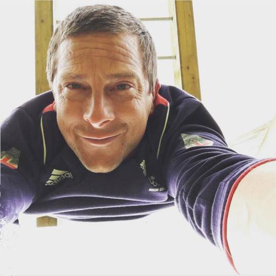 跳伞吃蛆死里逃生荒野求生我只服贝爷