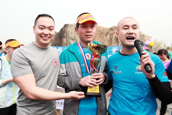 何亚君盲人跑团