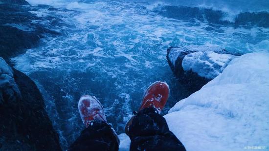 白天去荒无人烟的山间，去一望无际的蓝色大洋边