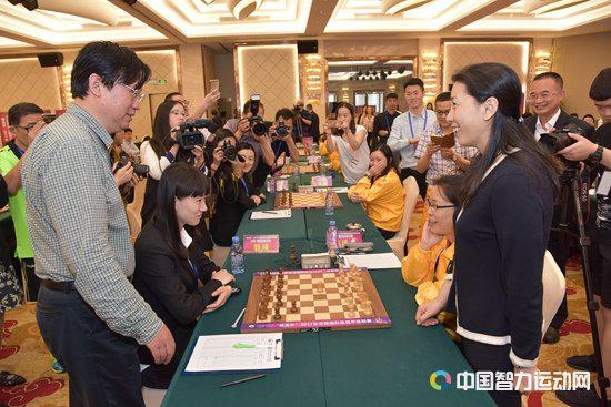 
叶江川尚博英为刘适兰郭琦对局开棋