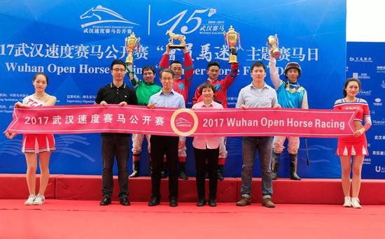 51匹赛马争夺武汉速度赛冠军