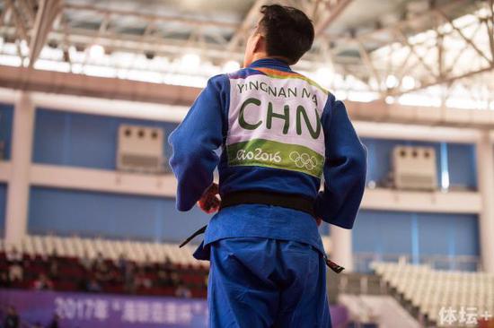 女子组-52kg级别冠军 马英楠（辽宁），多次世界冠军，赛场老将，上场时沉稳冷静