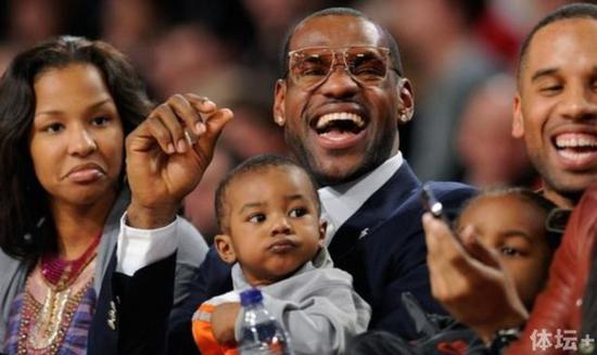 詹姆斯和妻子萨瓦娜感情稳定.